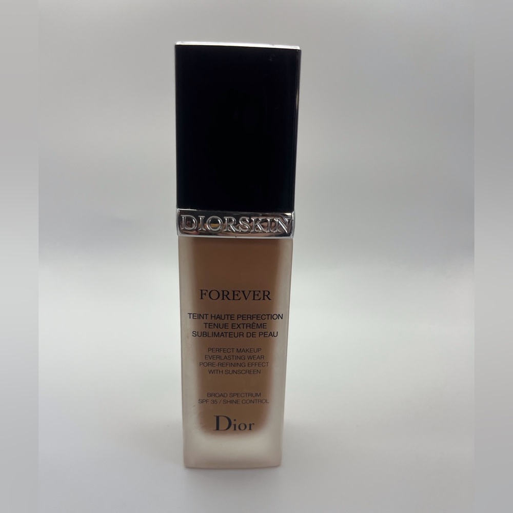 Dior Skin Forever Foundation shade#. 40. Never used , received as gratis
